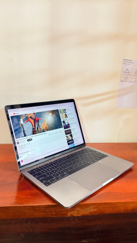 210$ MacBook Pro 13-inch 2017 | Core i5 | 8GB RAM | 256GB 230