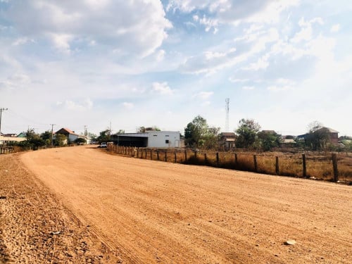 ដីសម្រាប់លក់(ជាប់ផ្លូវរដ្ឋទំហំ៣០ម៉ែត្រ)