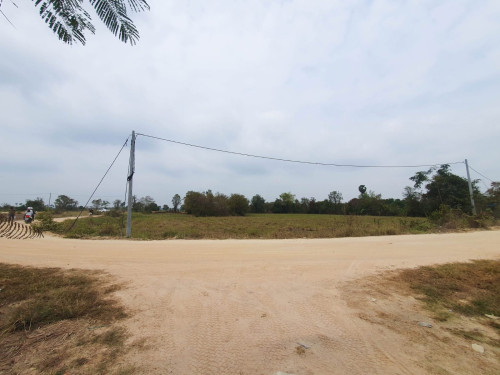 ដីកែងផ្លូវ ជិតប្រលានថ្មី​ ជាប់គំរោងផ្លូវក្រវ៉ាត់ក្រុងភ្នំពេញ ផ្លូវជាតិលេខ២  ទីតាំងល្អ ទំហំ12000km