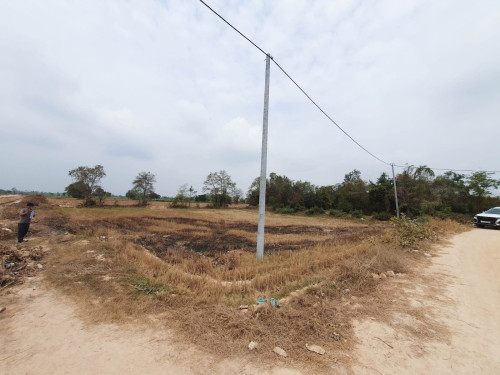 ដីកែងផ្លូវ ជិតប្រលានថ្មី​ ជាប់គំរោងផ្លូវក្រវ៉ាត់ក្រុងភ្នំពេញ ផ្លូវជាតិលេខ២  ទីតាំងល្អ ទំហំ12000km