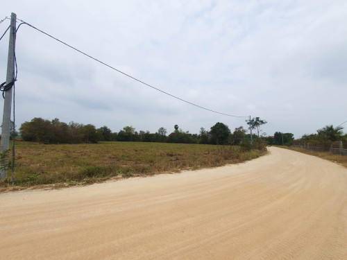 ដីកែងផ្លូវ ជិតប្រលានថ្មី​ ជាប់គំរោងផ្លូវក្រវ៉ាត់ក្រុងភ្នំពេញ ផ្លូវជាតិលេខ២  ទីតាំងល្អ ទំហំ12000km