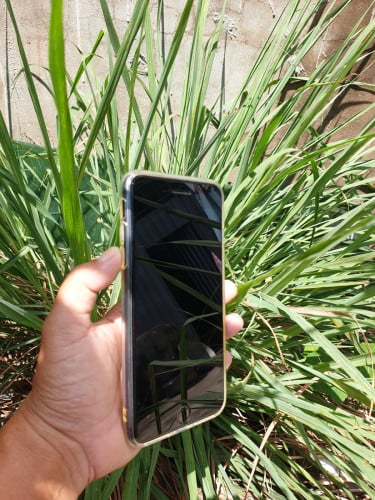 To sell iPhone 8plus 64GB LLA សាណុំសុីន មិនដែលគាស់