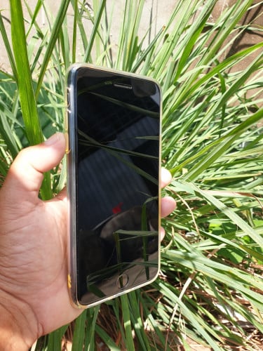 To sell iPhone 8plus 64GB LLA សាណុំសុីន មិនដែលគាស់