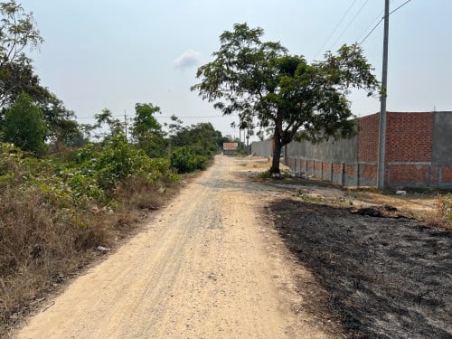 ដីលក់នៅទន្លេបាទី
