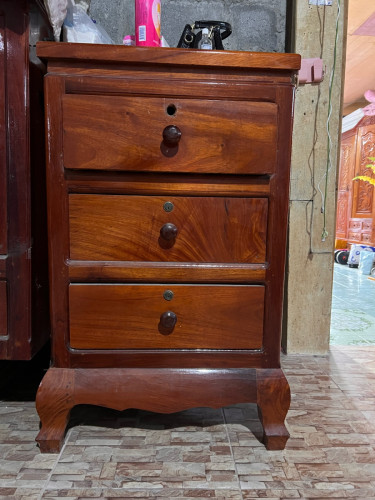 មានលក់តុកៅអីឈើស្អាត