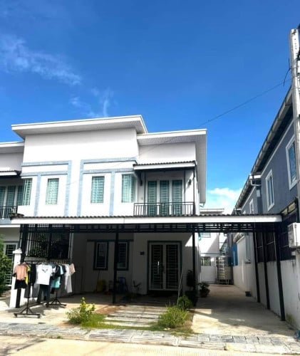 ផ្ទះវីឡាភ្លោះត្រូវការលក់បន្ទាន់