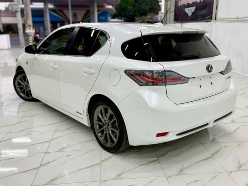 ឡានលក់ CT 200h F sport ឆ្នាំ 012 ក្រដាសពន្ធ ឡានមូល