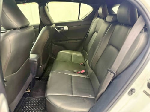 ឡានលក់ CT 200h F sport ឆ្នាំ 012 ក្រដាសពន្ធ ឡានមូល