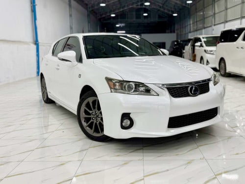 ឡានលក់ CT 200h F sport ឆ្នាំ 012 ក្រដាសពន្ធ ឡានមូល