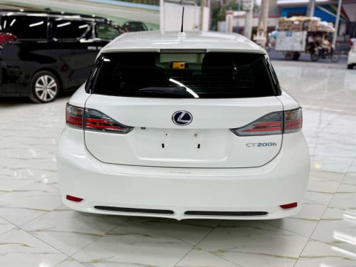 ឡានលក់ CT 200h F sport ឆ្នាំ 012 ក្រដាសពន្ធ ឡានមូល
