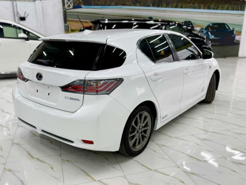 ឡានលក់ CT 200h F sport ឆ្នាំ 012 ក្រដាសពន្ធ ឡានមូល