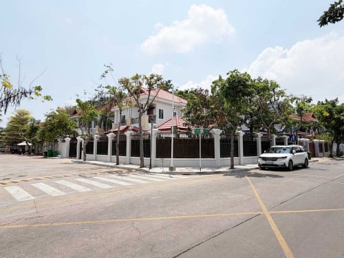 🏠វីឡាទោលកែងសម្រាប់ជួល នៅក្នុងបុរីឧទ្យាទន្លេបាសាក់ | Corner Villa for Rent in Borey Basac Gaden City