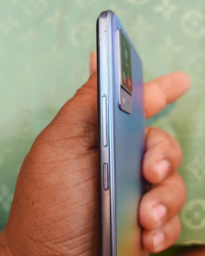 Vivo V21