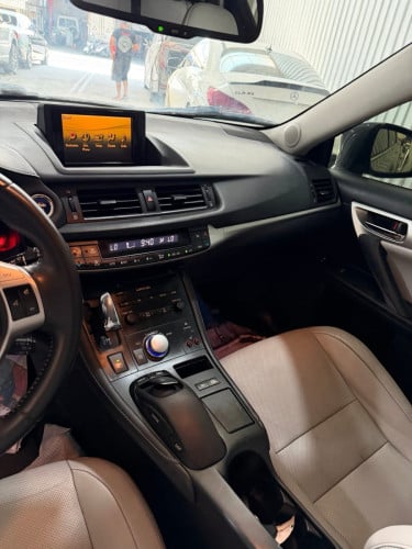 ទេីបរៀបចំហេីយក្ដៅៗ lexus ct 200h full premium 2102 up f-sport