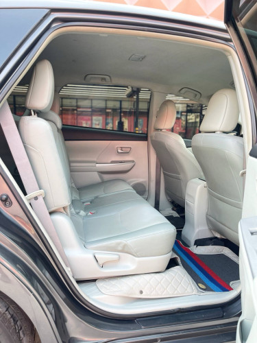 Prius V Option 5 ឡានកាលី ស្អាត ធំទូលាយ