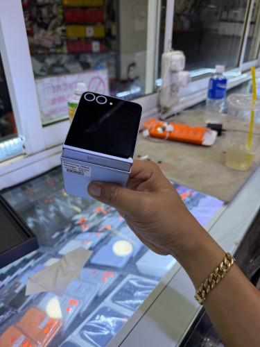 Samsung zfilp 6 256G ក្រុមហ៊ុន