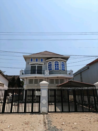 ផ្ទះសម្រាប់ជួល តាមបណ្តោយផ្លូវជាតិលេខ៥ នៅជិតផ្សារក្រគរប្រហែល៥០០ម៉ែត្រ ផ្ទះធំទូលាយស្រួលធ្វើអាជីវកម្ម