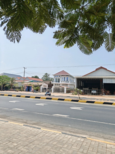 ផ្ទះសម្រាប់ជួល តាមបណ្តោយផ្លូវជាតិលេខ៥ នៅជិតផ្សារក្រគរប្រហែល៥០០ម៉ែត្រ ផ្ទះធំទូលាយស្រួលធ្វើអាជីវកម្ម