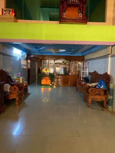 ផ្ទះល្វែងសម្រាប់លក់នៅលើផ្លូវធំងាយស្រួលប្រកបអាជីវកម្ម ខាងមុខផ្ទះមានដើមស្វាយនិង ដើមជម្ពូ