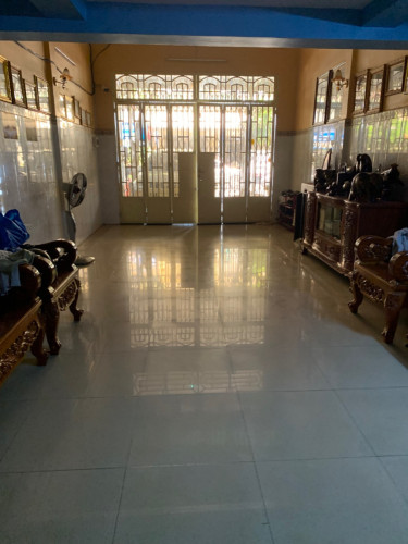 ផ្ទះល្វែងសម្រាប់លក់នៅលើផ្លូវធំងាយស្រួលប្រកបអាជីវកម្ម ខាងមុខផ្ទះមានដើមស្វាយនិង ដើមជម្ពូ