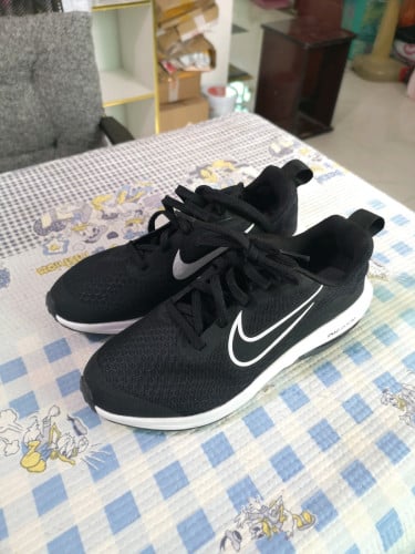 ស្បែកជើងលក់ 15$