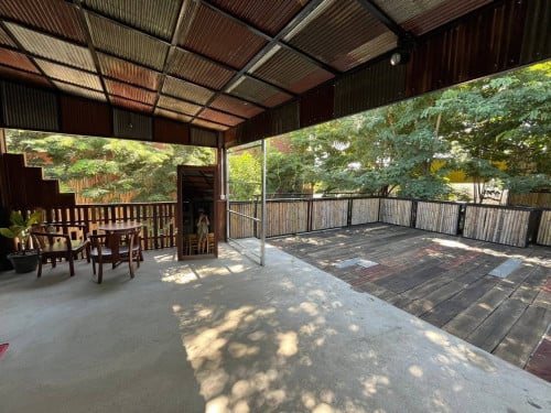 ផ្ទះអាជីវកម្ម (ហាងកាហ្វេ) សំរាប់ជួល.  1500ដុល្លា ក្នុងមួយខែ