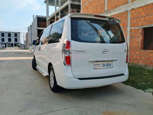 ឡានលក់ Starex 2008 Half full option ឡានស្អាត ម្ញែតMV តំលៃ10500$ចរចា 0966074444
