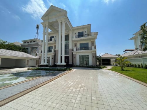 🏘️King Villa Peng Hout for RENT!