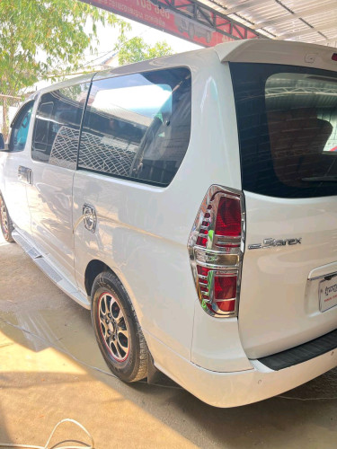 GRAND STAREX CVX ឆ្នាំ2011 Full option ក្នុង លេងកៅអីVIP ឡានស្អាត ម៉ាស៊ិនប្រអប់លេខ នៅល្អ តំលៃ12500$