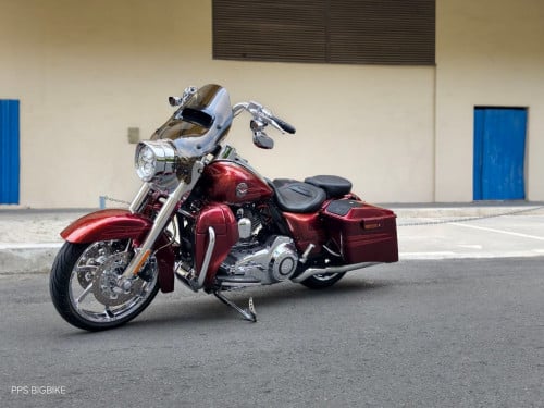 Harley Davidson road king cvo 110