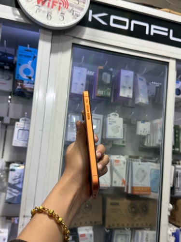 iPhone XR ដំឡើង 17pro ពណ៌ទឹកក្រូច 🍏 64GB Battery 79% 🔋 តួស្អាត 99% សំណុំហ្សីន អត់ជាប់អី (ធានា1ខែ)