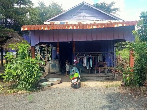 លក់ផ្ទះបន្ទាន់អាចរកសុីបានអាចបើកជាផ្ទះជួលបានដីធំទូលាយ
