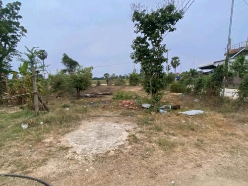 ផ្ទះលក់ នឹង ដី ទំហំ ១០អា , លក់បន្ទាន់៣មុឺន ចរចារ