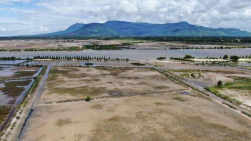 ដីលក់ជាប់សមុទ្រ​ ក្រុង​កំពត​