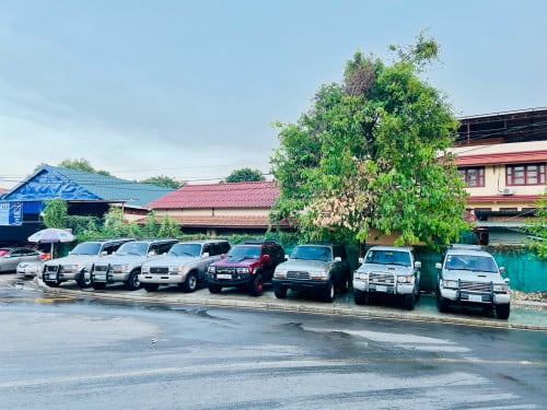 ខ្ញុំមានឡានសេរីចាស់ជំនាន់90សិបសេរីចង់លក់ច្រើនគ្រឿងតំលៃសមរ្យឡានស្អាតរៀបចំហើយស្រេចតំលៃនិយាយគ្នាបានបងអូ