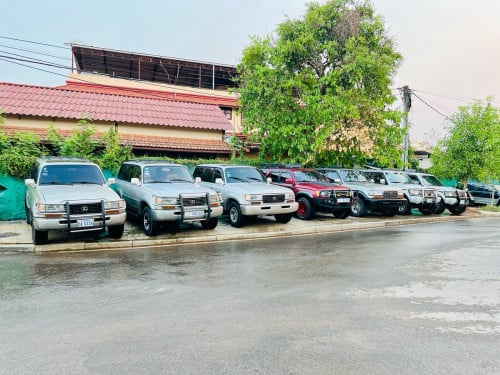 ខ្ញុំមានឡានសេរីចាស់ជំនាន់90សិបសេរីចង់លក់ច្រើនគ្រឿងតំលៃសមរ្យឡានស្អាតរៀបចំហើយស្រេចតំលៃនិយាយគ្នាបានបងអូ