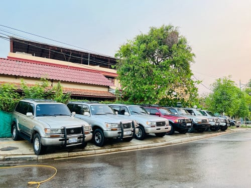ខ្ញុំមានឡានសេរីចាស់ជំនាន់90សិបសេរីចង់លក់ច្រើនគ្រឿងតំលៃសមរ្យឡានស្អាតរៀបចំហើយស្រេចតំលៃនិយាយគ្នាបានបងអូ