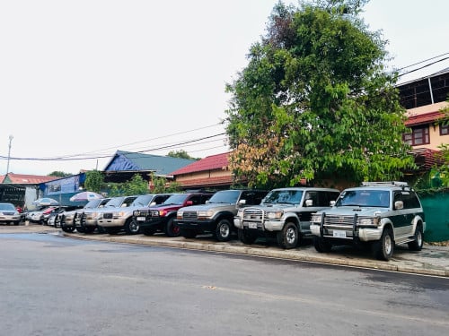 ខ្ញុំមានឡានសេរីចាស់ជំនាន់90សិបសេរីចង់លក់ច្រើនគ្រឿងតំលៃសមរ្យឡានស្អាតរៀបចំហើយស្រេចតំលៃនិយាយគ្នាបានបងអូ