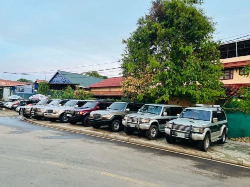 ខ្ញុំមានឡានសេរីចាស់ជំនាន់90សិបសេរីចង់លក់ច្រើនគ្រឿងតំលៃសមរ្យឡានស្អាតរៀបចំហើយស្រេចតំលៃនិយាយគ្នាបានបងអូ