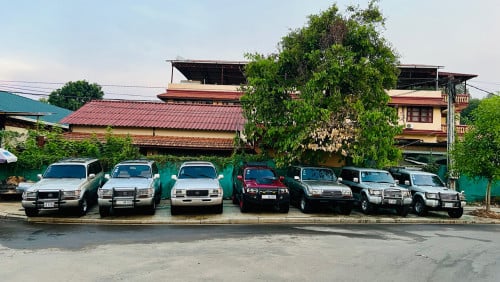 ខ្ញុំមានឡានសេរីចាស់ជំនាន់90សិបសេរីចង់លក់ច្រើនគ្រឿងតំលៃសមរ្យឡានស្អាតរៀបចំហើយស្រេចតំលៃនិយាយគ្នាបានបងអូ