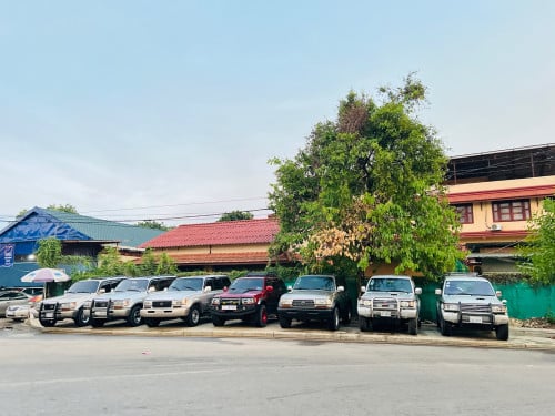 ខ្ញុំមានឡានសេរីចាស់ជំនាន់90សិបសេរីចង់លក់ច្រើនគ្រឿងតំលៃសមរ្យឡានស្អាតរៀបចំហើយស្រេចតំលៃនិយាយគ្នាបានបងអូ
