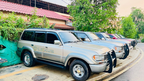 ខ្ញុំមានឡានសេរីចាស់ជំនាន់90សិបសេរីចង់លក់ច្រើនគ្រឿងតំលៃសមរ្យឡានស្អាតរៀបចំហើយស្រេចតំលៃនិយាយគ្នាបានបងអូ