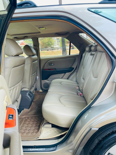 ឡានលក់បងប្អូនតោះប្រភេទLexusRX300ឆ្នាំផលិត2002HalfFullOptionតំលៃតែ10900$និយាយគ្នាបានក្រុងសៀមរាបបងអូន