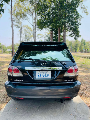 ឡានលក់បងប្អូនតោះប្រភេទLexusRX300ឆ្នាំផលិត2002HalfFullOptionតំលៃតែ10900$និយាយគ្នាបានក្រុងសៀមរាបបងអូន