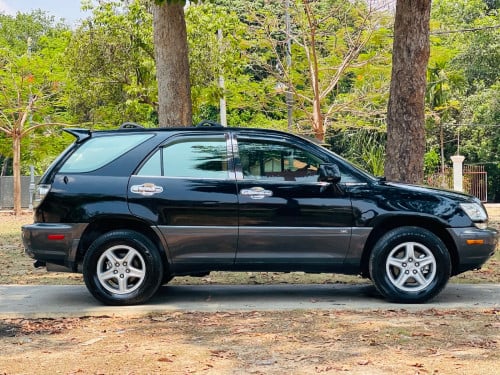 ឡានលក់បងប្អូនតោះប្រភេទLexusRX300ឆ្នាំផលិត2002HalfFullOptionតំលៃតែ10900$និយាយគ្នាបានក្រុងសៀមរាបបងអូន