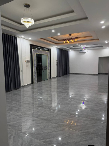 🏫 出租房屋🛏️37间卧室,大厅面积330平方
