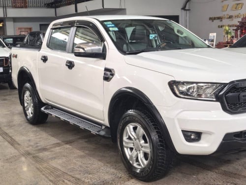 Ford Ranger XLT ឆ្នាំ2022  ថ្មីគ្មានកន្លែងទាស់ឡាន2មុឺនគីឡូជាងកាត់ពីរម្ចាស់ដេីម សោពីរគ្រាប់