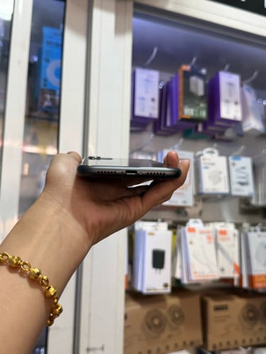 iPhone 11 ពណ៌ខ្មៅ 🍏 64GB LLA Battery 89% 🔋 តួស្អាត 99% សំណុំហ្សីន អត់ជាប់អី