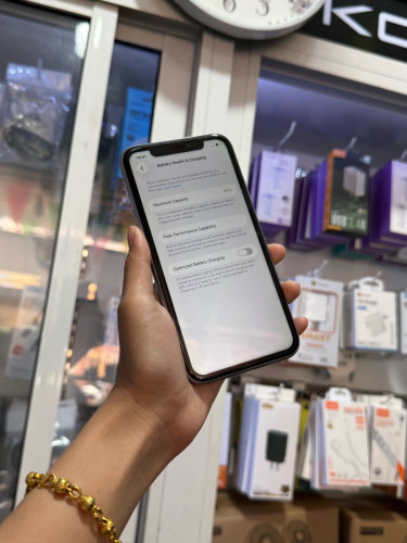 iPhone 11 ពណ៌ស្វាយ 🍏 64GB  LLA Battery 90% 🔋 តួស្អាត 98-99% សំណុំហ្សីន អត់ជាប់អី