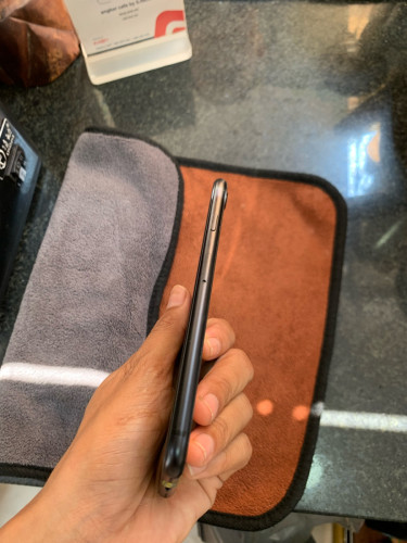 iPhone SE សំំនំហ្សីន មានស្កេន តួរលោងស្អាត